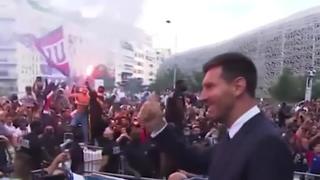 Messi y su gente: Leo saludó a los miles de hinchas del PSG y regaló una camiseta [VIDEO]