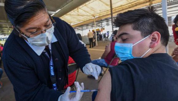 Vacuna COVID-19 para rezagados en CDMX: fecha, sedes y requisitos para ser inmunizado. (Foto: Reuters)