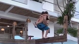 Acrobacia pura: pareja es viral en TikTok tras grabar increíble salto mortal en una piscina