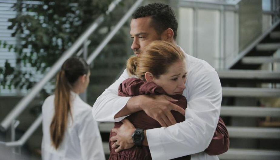 Sarah Drew es April y Jesse Williams es Jackson en 'Grey's Anatomy' (Foto: ABC)