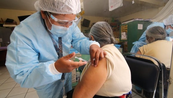 La vacunación de adultos mayores se produce con las dosis de Pfizer. | Foto: Leonardo Cuito