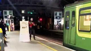 Pedida sobre ruedas: le propone proponerle matrimonio a su novia mientras ella bajaba del tren [VIDEO VIRAL]