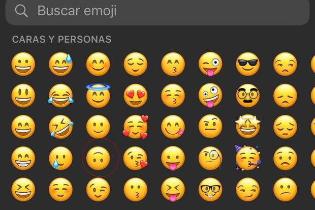 El emoji de la carita al revés se encuentra en el apartado de personas de WhatsApp. (Foto: MAG)