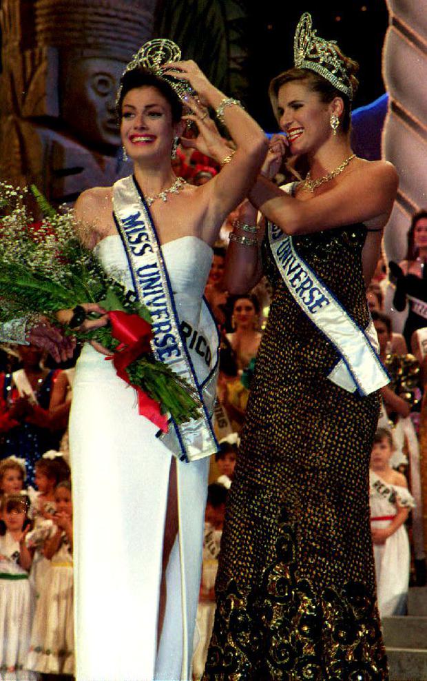 La Miss Universo 1992, Michelle McLean, le entregó la corona a Dayanara Torres (Foto: AFP)