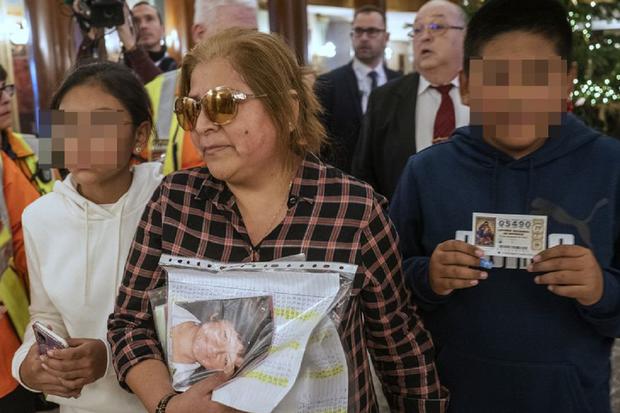 Perla, la ganadora del Gordo de la Lotería de Navidad 2022, junto a sus hijos (Foto: Andrea Comas/ EFE)