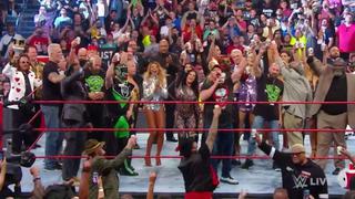¡Con cerveza en mano! Stone Cold, Ric Flair y Hulk Hogan brindaron con exluchadores de la WWE en Raw [VIDEO]