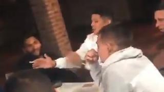 Irresponsable: Marcos Rojo fue captado fumando y jugando póker en plena cuarentena en Argentina [VIDEO]