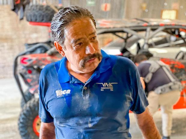 Martín Vaca sorprendido por haberse ensuciado en un día de trabajo como restaurador de autos (Foto: Martín Vaca / Facebook)