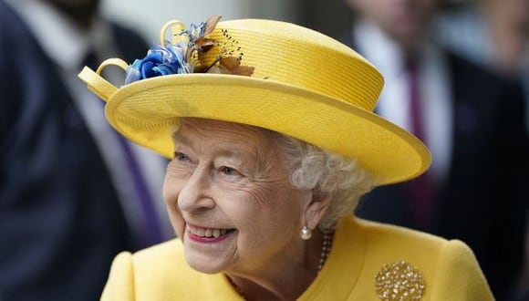 (FILES) In this file photo taken on May 17, 2022 Britain's Queen Elizabeth II reacts during her visit to Paddington Station in London, to mark the completion of London's Crossrail project, ahead of the opening of the new 'Elizabeth Line' rail service next week. - Queen Elizabeth II, the longest-serving monarch in British history and an icon instantly recognisable to billions of people around the world, has died aged 96, Buckingham Palace said on September 8, 2022. Her eldest son, Charles, 73, succeeds as king immediately, according to centuries of protocol, beginning a new, less certain chapter for the royal family after the queen's record-breaking 70-year reign. (Photo by Andrew Matthews / POOL / AFP)