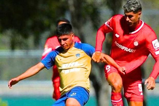 Piero Quispe controla el balón en amistoso con Toluca  (@pumasmx)