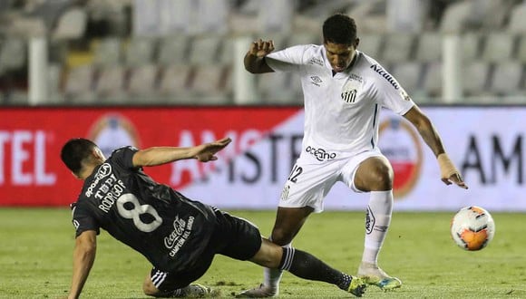 Santos y Olimpia jugaron un partido muy intenso en el estadio Villa Belmiro