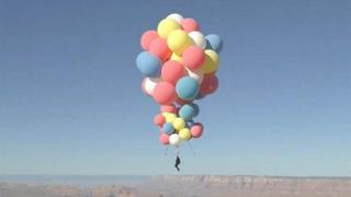 Hombre flota a más de 7 mil metros de altura en Arizona con tan solo unos globos gigantes 