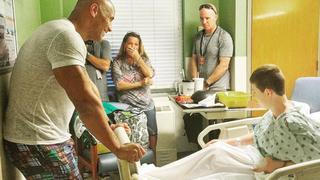 The Rock sorprendió a fanático enfermo al visitarlo en el hospital
