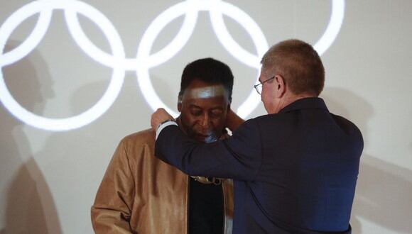 El dirigente impuso la Orden Olímpica a Pelé durante los Juegos de Río 2016. (Foto: AFP)