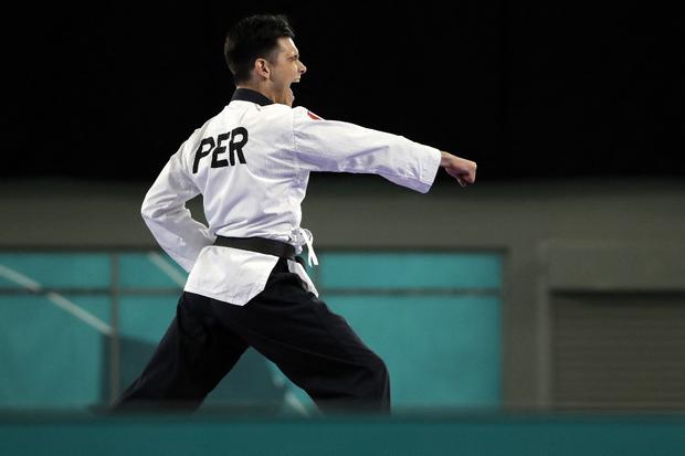 Hugo del Castillo ganó la medalla de bronce en Taekwondo Poomsae en Santiago 2023. (Foto: AFP)