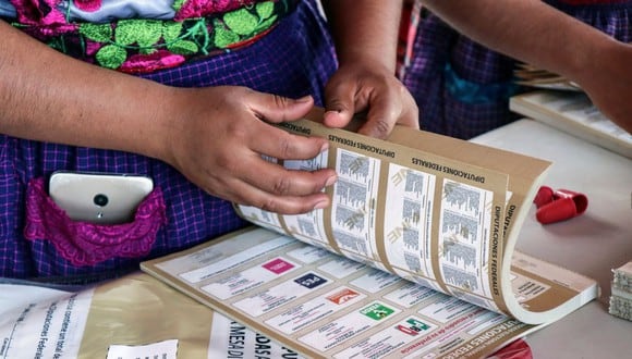 Una mujer indígena zapoteca, que es seleccionada como funcionaria de mesa de votación por el Instituto Nacional Electoral, cuenta las boletas en la aldea rural de San Bartolomé, Quialana, en el estado de Oaxaca, 31 de mayo de 2021. (Foto: Reuters / Jorge Luis Plata)