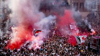 Es viral: el tremendo festejo del título de hinchas delEintracht Frankfurt en Copa Alemana [VIDEO]