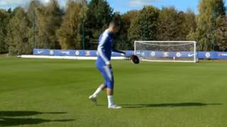 ¿Es 'fake'? En Inglaterra alucinan con Hazard y su dominio con balón de fútbol americano [VIDEO]