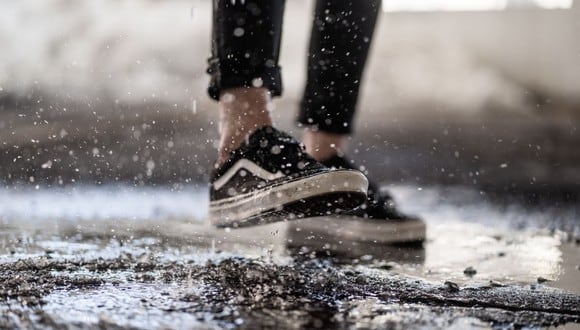 El piso mojado puede ocasionar más de un accidente, pero con estos trucos tus zapatos te darán mayor seguridad. (Foto: Jean-Daniel Francoeur / Pexels)