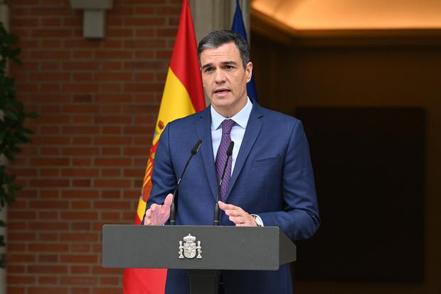 El presidente del Gobierno español, Pedro Sánchez, habla en el Palacio de La Moncloa en Madrid cuando convocó elecciones anticipadas en julio. (Foto: AFP)