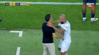 ¡Abrazó a todos! La despedida de Dani Alves del Camp Nou tras su cambio en el Pumas vs. Barcelona [VIDEO]