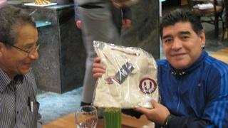 El día que Diego Maradona posó con la camiseta deUniversitario de Deportes