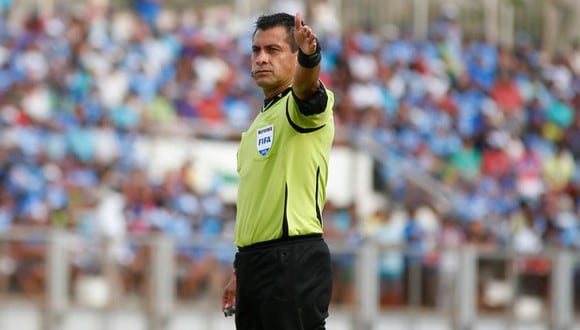 Julio Bascuñán fue removido de arbitrar el U. Católica vs. Colo Colo. (Foto: EFE)