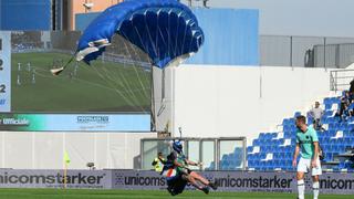 ¡Serie A “con altura”! Un paracaidista fue la figura del Sassuolo vs Inter de Milán