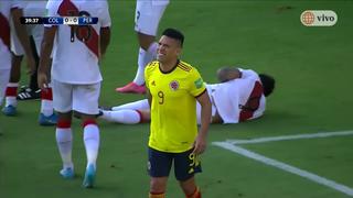 Lapadula tuvo que ser atendido por un fuerte golpe en la nariz durante el Perú vs. Colombia [VIDEO]