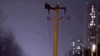 Hombre trepa poste de electricidad para hacer abdominales y deja sin luz a 10,000 hogares