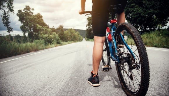 Para prevenir lesiones en el ciclismo, se debe calentar como mínimo 30 segundos cada músculo. (Foto: Freepik).