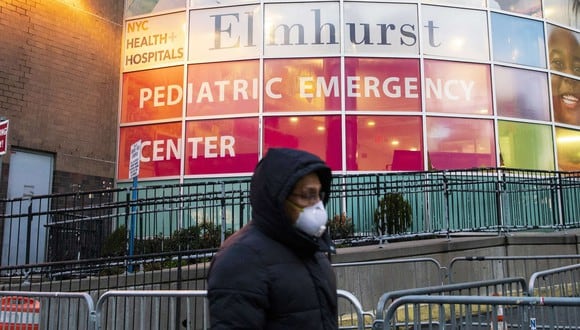 Un hombre llega para una prueba al Hospital Elmhurst debido al brote de coronavirus en Nueva York, Estados Unidos. (Eduardo Muñoz Álvarez / Getty Images / AFP).