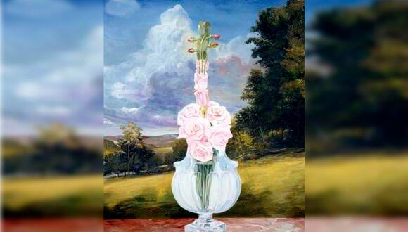 En la imagen se ve un jarrón con rosas y también la figura de un violín.| Foto: chedonna