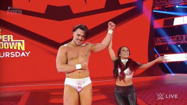 Angel Garza (con Zelina Vega) derrotó a Humberto Carrillo. (Foto: WWE)