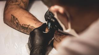 El relato viral de una joven que quiso arreglarse un tatuaje y terminó dejándolo peor