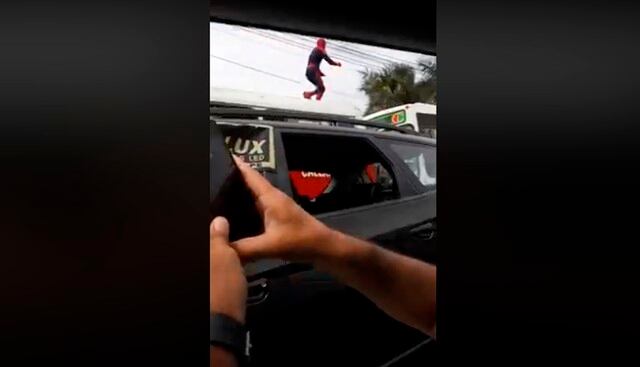 Una persona se disfrazó de 'Spider-Man' y comenzó a saltar encima de los carros en la avenida La Marina. | Facebook