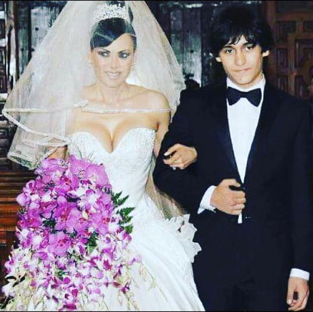 Maribel Guardia del brazo de su hijo Julián Figueroa en su boda con Marco Chacón (Foto: Instagram/Maribel Guardia)