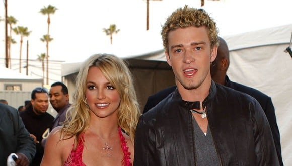Cuando Britney Spears y su entonces novio Justin Timberlake llegaron a la 29ª edición de los American Music Awards en Los Ángeles, California, el 9 de enero de 2002 (Foto: Lucy Nicholson / AFP)