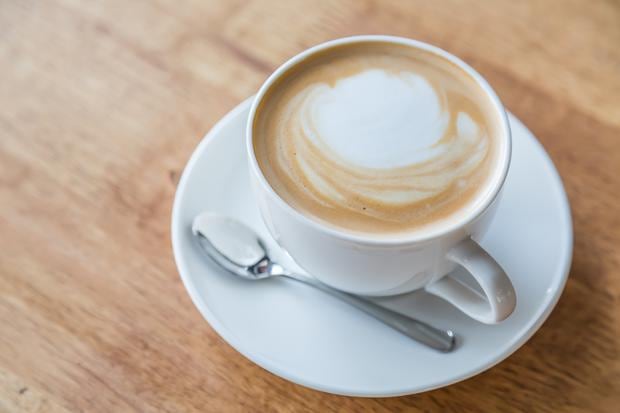 El Flat White es una opción exquisita para aquellos que buscan un equilibrio perfecto entre la intensidad del café y la suavidad de la leche, sin el predominio de la espuma (Foto: Freepik).