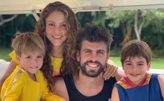 Shakira con Piqué y sus hijos, una foto que quedó en el pasado (Foto: Shakira / Instagram)