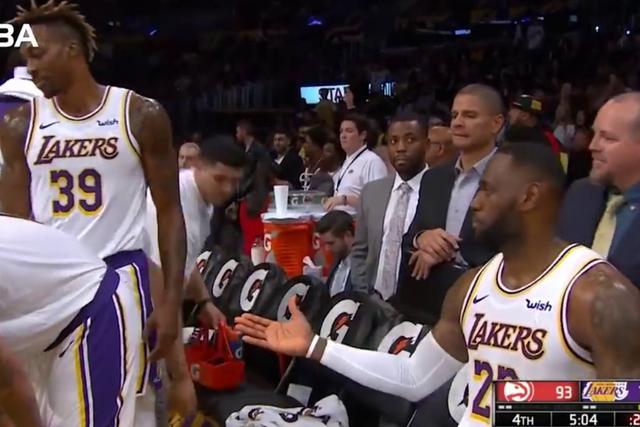 LeBron James protagonizó una jocosa escena durante uno de los descansos del partido entre Los Angeles Lakers y Atlanta Hawks. (Foto: MLG Highlights en YouTube)