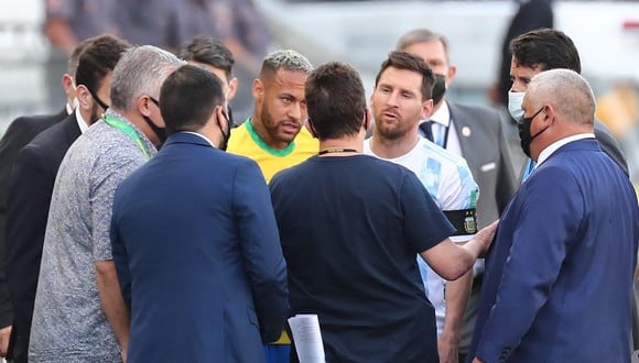 Neymar de Brasil y Lionel Messi de Argentina hablan con funcionarios de salud brasileños que interrumpieron un partido de las eliminatorias sudamericanas en Sao Paulo. (Foto: EFE)