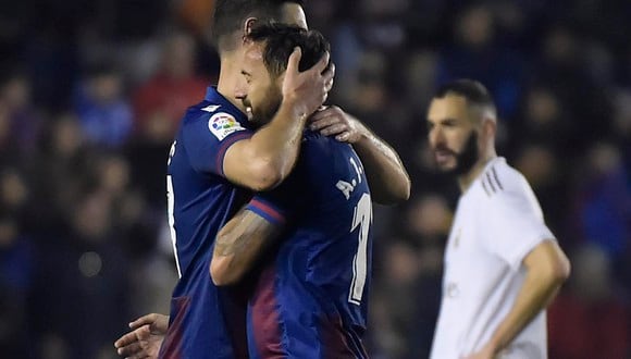Levante celebra el triunfo, mientras que Karim Benzema, de Real Madrid, lamenta la derrota en el estadio Ciudad de Valencia. | Foto: AFP
