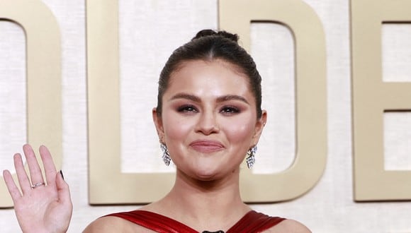 Selena Gomez sonriendo y saludando mientras desfila por la alfombra roja de los Golden Globes 2024 (Foto: AFP)