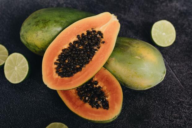 La cáscara de la papaya nos indica su grado de madurez y si está lista para ser consumida. Luego de ello debes conservarla correctamente. (Foto: alleksana / Pexels)
