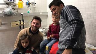 Jugadores del Barcelona visitaron a niños que pasaron Navidad en hospitales