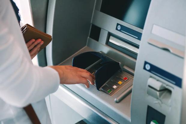 Retiro de dinero de un cajero automático (Foto: Pixabay)