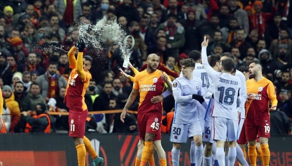Jordi Alba fue atacado por la tribuna en Barcelona vs. Galatasaray. (Foto: Agencias)
