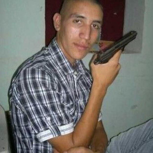 Ricardo Centurión posando con un arma de juguete. (Foto: Twitter)