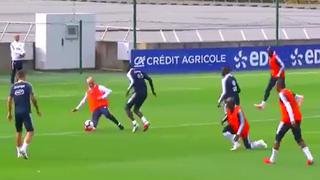 Deschamps cae encima de Mbappé, se barre y asiste en entrenamiento: el show de Didier del que hablan muchos